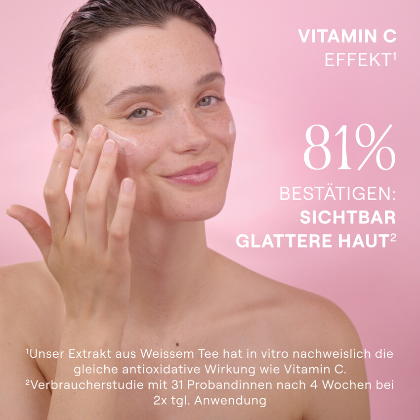 Frau trägt Creme auf. Text: 81% bestätigen: sichtbar glattere Haut. Vitamin C Effekt.