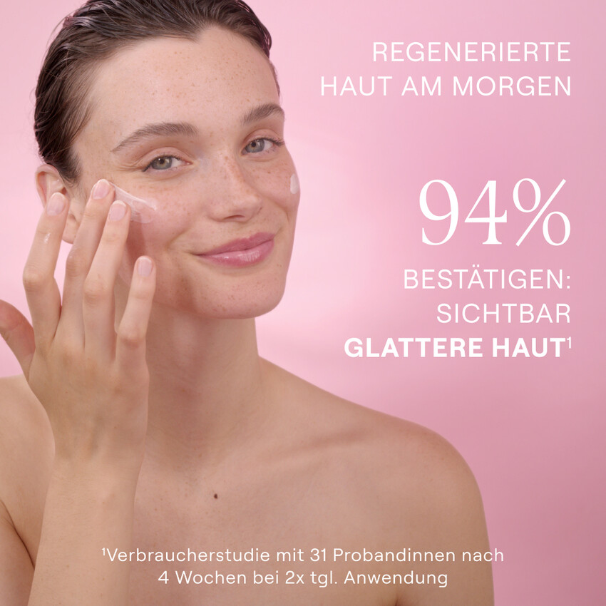 Frau trägt Creme auf. Text: 94% bestätigen: sichtbar glattere Haut. Rosa Hintergrund.