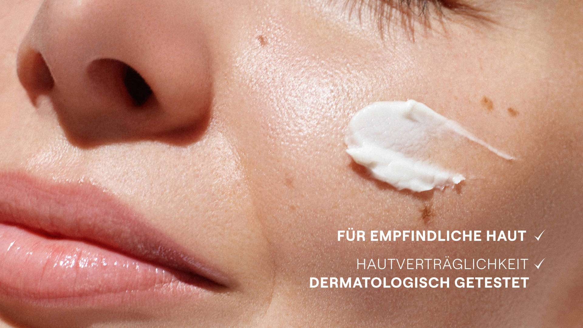 Grafik mit Tropfen und Hautschichten. Text: Bio-Mandel-Öl. Enthält Omega 6+9 und Vitamin E.