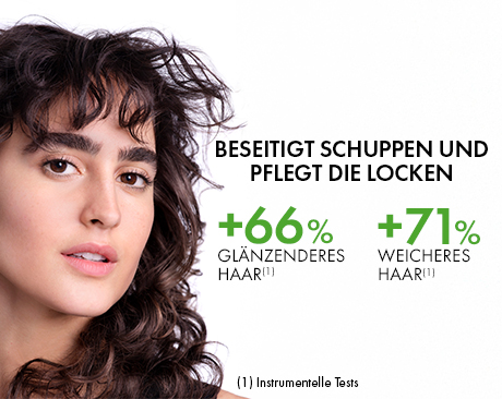 Frau mit Locken. Besiegt Schuppen und pflegt die Locken. Glänzenderes und weicheres Haar.
