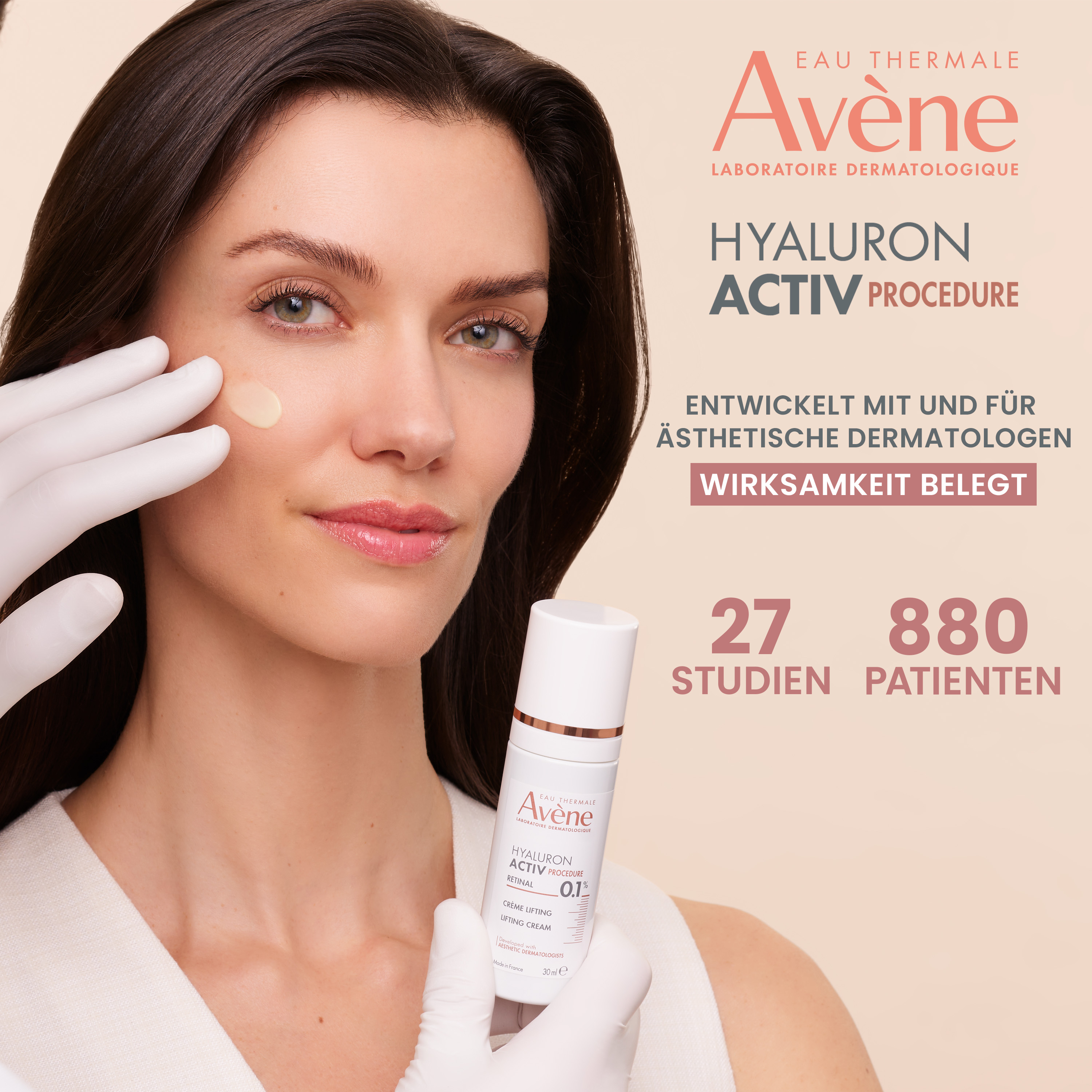 Frau mit Produkt. Text: HYALURON ACTIV PROCEDURE. 27 Studien, 880 Patienten. Wirksamkeit belegt.