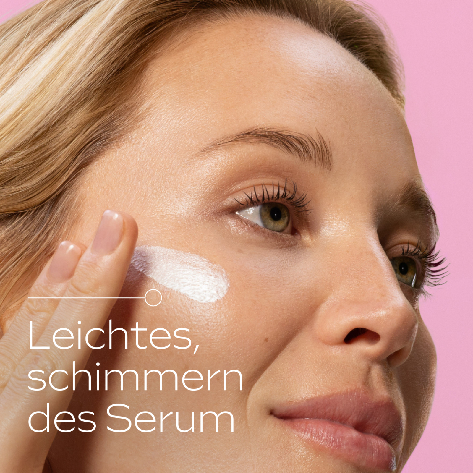 Frau mit strahlender Haut. Text: Glow. Reduzierte Hyperpigmentierung. Rosa Hintergrund.