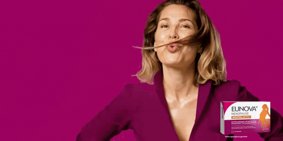 Frau mit Haaren im Gesicht, die auf EUNOVA MENOPAUSE MENTAL AKTIV verweist.