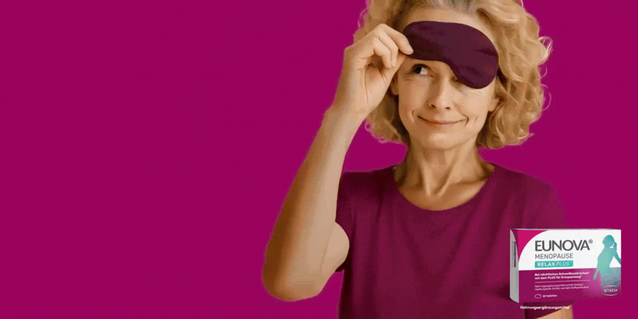Frau mit Schlafmaske und Produktverpackung EUNOVA MENOPAUSE RELAX PLUS.