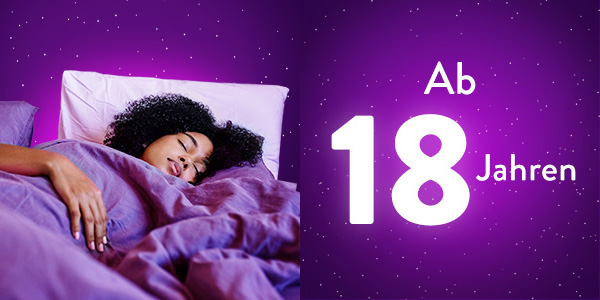 Frau schläft im Bett. Text: Ab 18 Jahren.