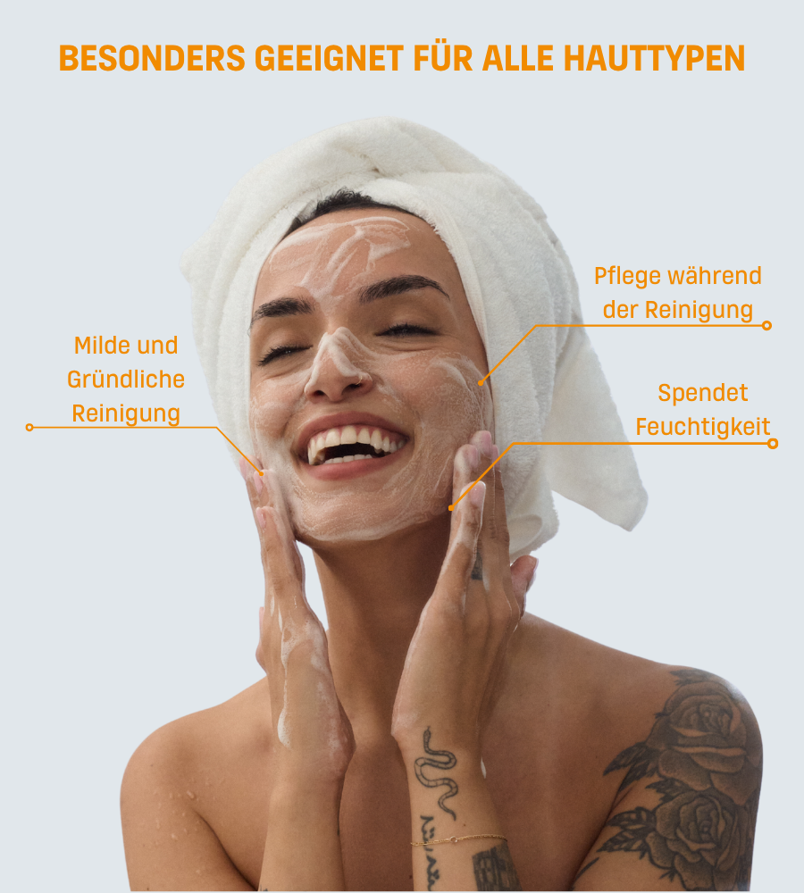 Frau wäscht ihr Gesicht. Text: Mild und gründlich, Pflege, spendet Feuchtigkeit.