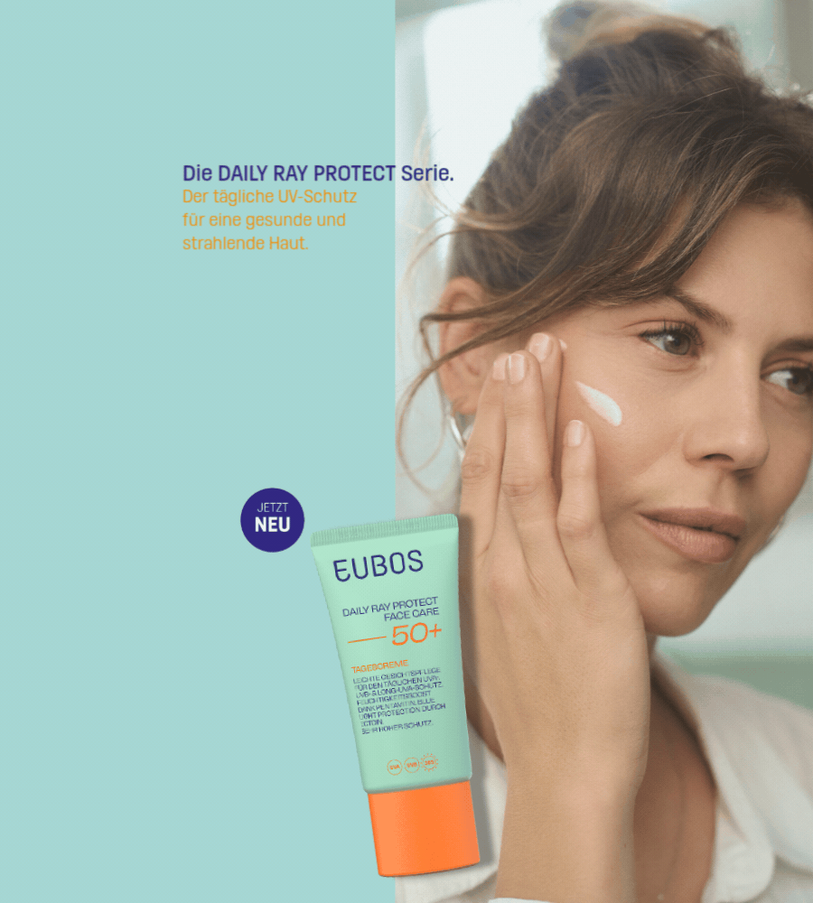 Frau trägt Creme auf. Tube von Daily Ray Protect ist sichtbar.