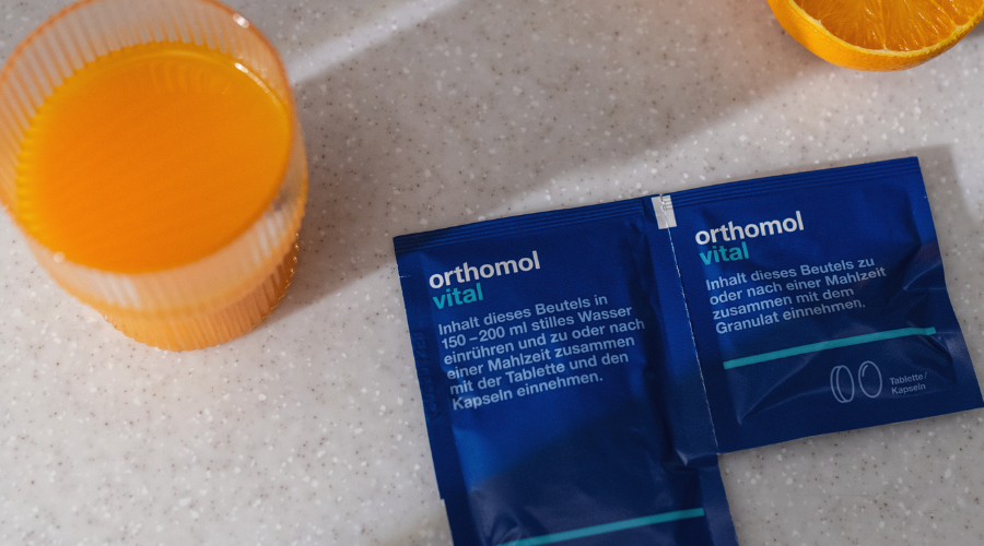 Grafik mit Vitaminen, Mineralstoffen, Omega-3-Fettsäuren und Vitamin B12. Orthomol Vital.