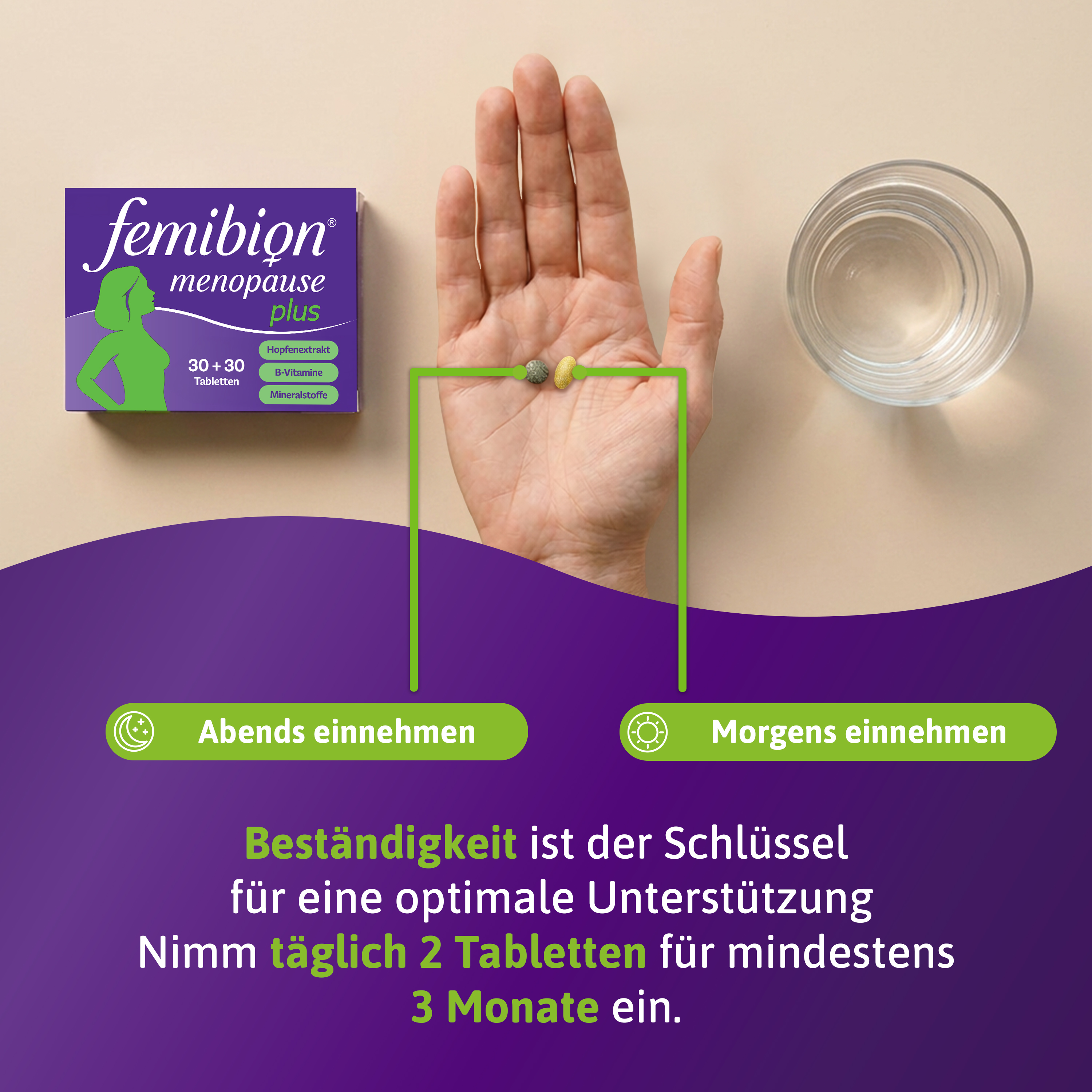Eine Hand hält zwei Pillen über einer offenen Packung Femibion Menopause Plus. Daneben ein Glas Wasser.