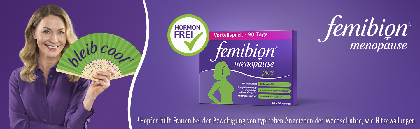 Frau hält einen Fächer mit der Aufschrift 'bleib cool'. Daneben eine Packung Femibion Menopause Plus.