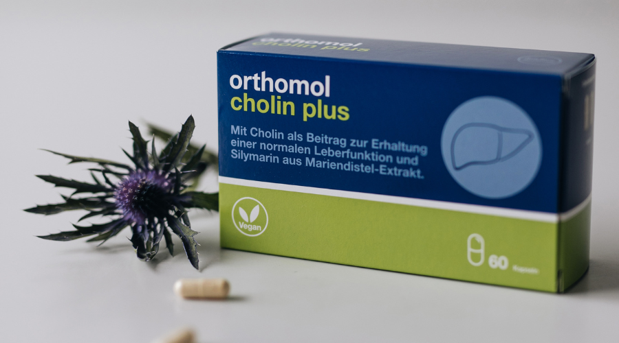Orthomol Cholin Plus Packung. Blaue Schachtel mit grünen Akzenten. Enthält 60 Kapseln. Vegan-Logo.