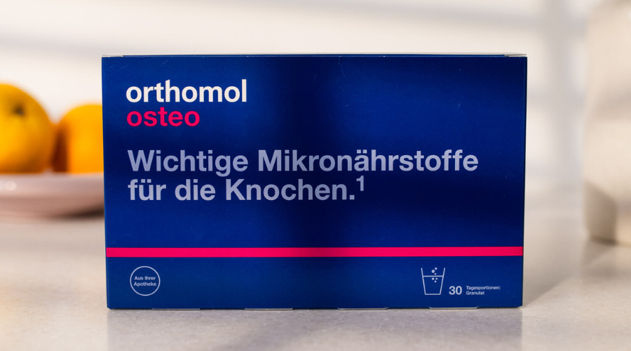 Schnitt durch einen Knochen. Beschriftung: Knochenaufbau, Gelenkknorpel, Blutgefäß, Knochenhaut.