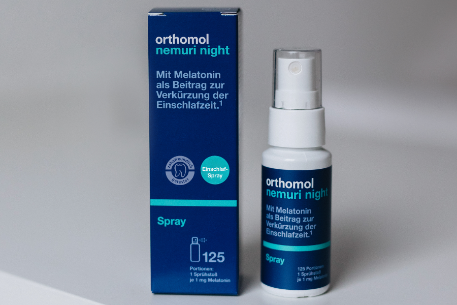 Orthomol Nemuri night Spray. Weiße Flasche mit blauem Etikett. Transparente Kappe.