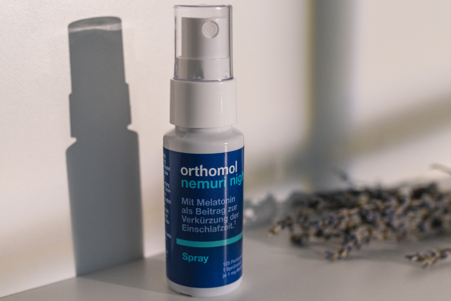 Orthomol Nemuri night Spray und Verpackung. Blaue Verpackung mit weißer Schrift. Sprayflasche daneben.