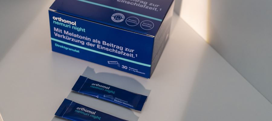 Orthomol Nemuri night. Blaue Schachtel und Beutel. Direktgranulat, Blaubeer-Geschmack.
