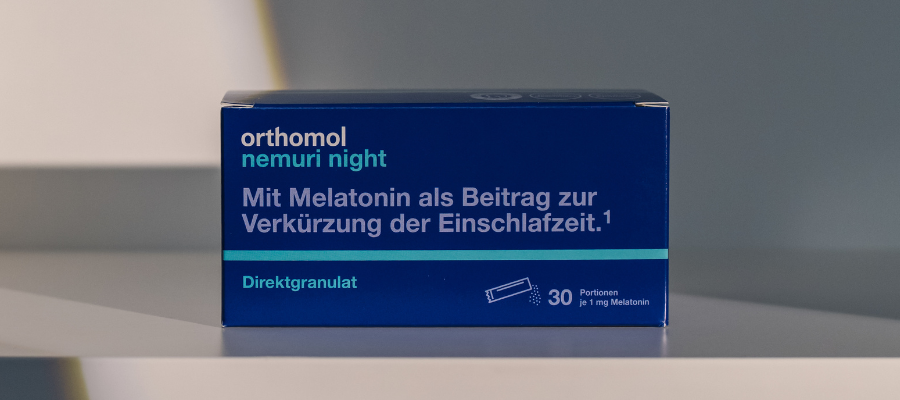 Orthomol Nemuri night. Blaue Schachtel mit Direktgranulat. Enthält Melatonin.
