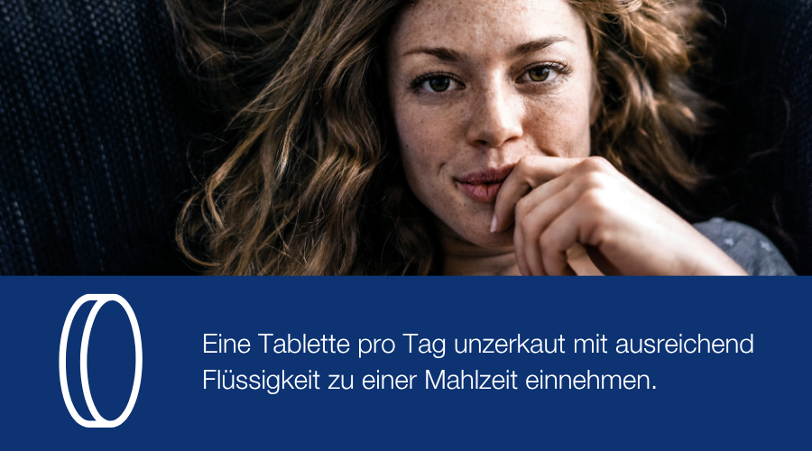 Frau mit Text. Text: Eine Tablette pro Tag unzerkaut mit Flüssigkeit einnehmen.