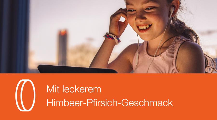 Mädchen mit Tablet, lächelt. Text: Mit leckerem Himbeer-Pfirsich-Geschmack. Kautabletten.