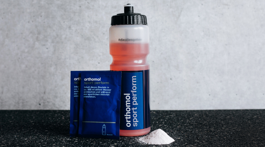 Flasche, Beutel und Granulat. Text: Orthomol Sport perform. #dieallesgeben.
