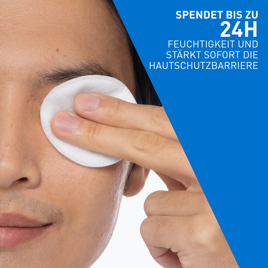 Mann reinigt sein Auge mit einem Wattepad, das mit CeraVe Klärendes Mizellenwasser getränkt ist. Spendet Feuchtigkeit.