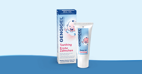 Gengigel® Erste Zähnchen Gel und Schachtel. Auf blauem Hintergrund.