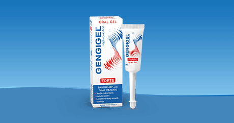 Gengigel® Gel forte-Verpackung und Tube. Produktname, rotes und blaues Design. Hintergrund in Blautönen.