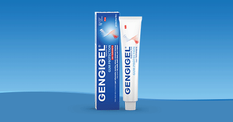 Zahnpasta-Tube und -Schachtel. Auf blauem Hintergrund. Aufschrift GENGIGEL® Gum Protection.
