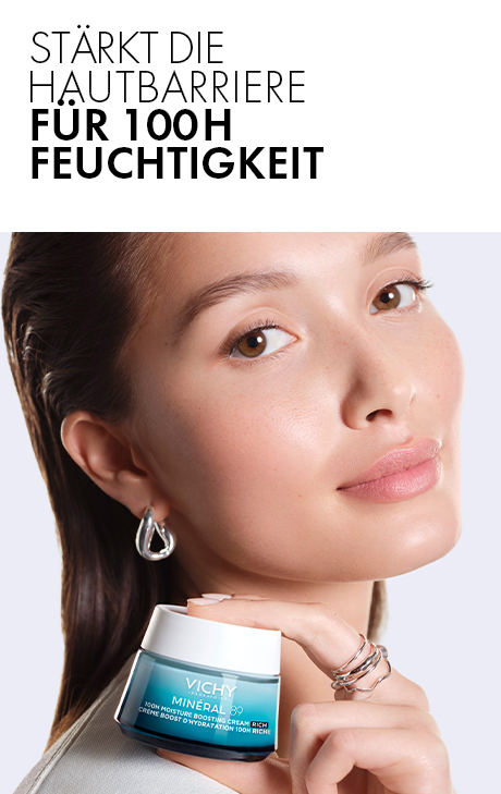 Frau mit Creme-Dose. Text: Stärkt die Hautbarriere für 100H Feuchtigkeit.