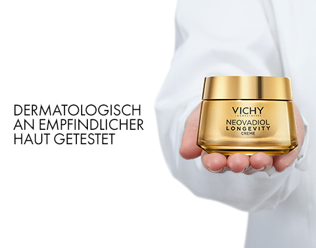 Hand hält Tiegel mit Creme. Dermatologisch getestet.