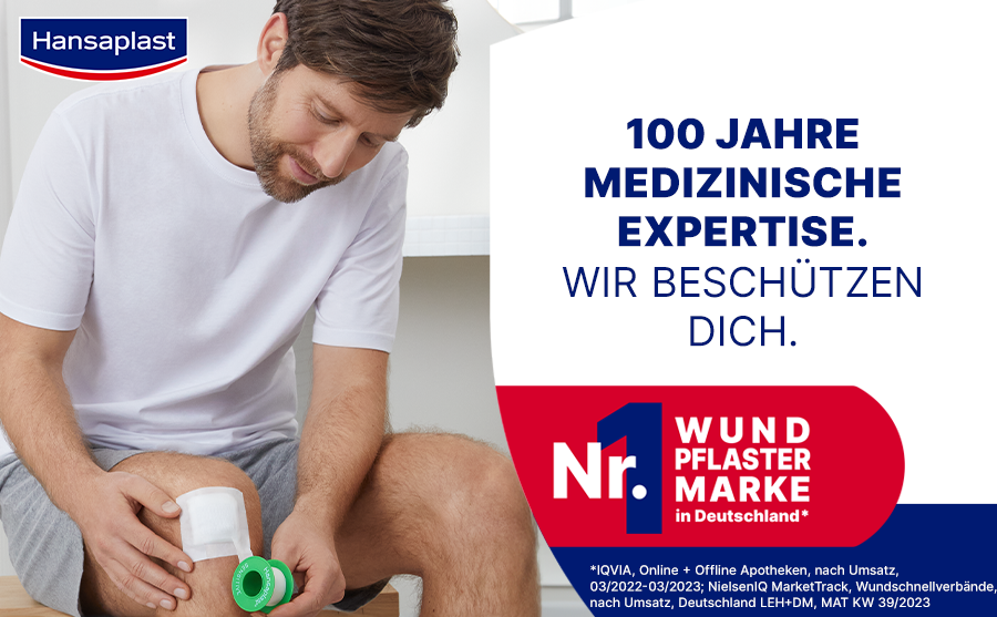 Mann sitzt, Pflaster am Knie. Text: 100 Jahre medizinische Expertise. Wir beschützen dich. Nr. 1 Wundpflaster Marke in Deutschland.