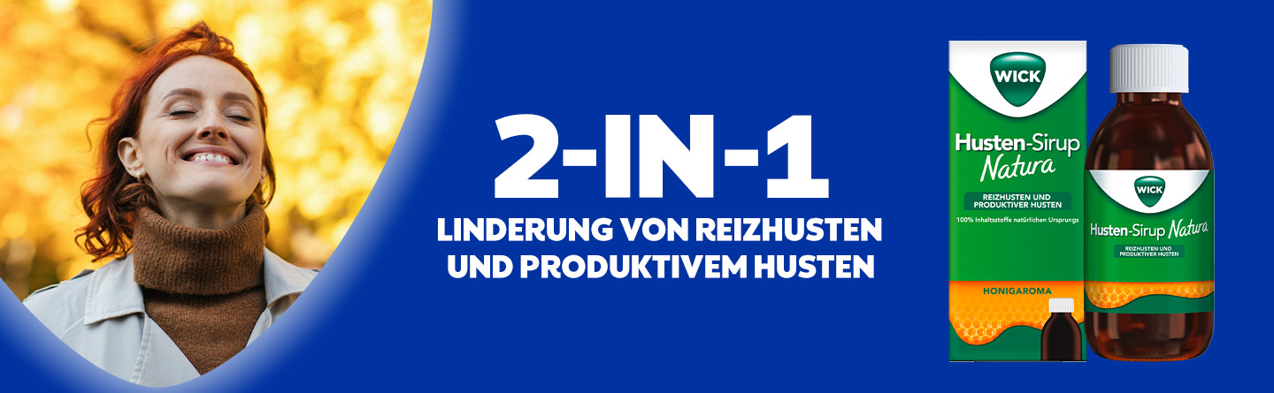 Frau lächelt neben Verpackung und Flasche WICK Husten-Sirup Natura. Text: 2-IN-1 Linderung.