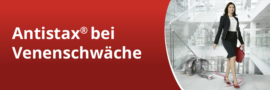 Antistax bei Venenschwäche. Frau in Business-Kleidung geht eine Treppe hinauf, ein Elefant mit einem Schuh im Rüssel.