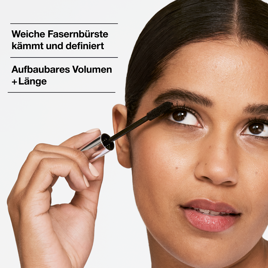 Frau tuscht ihre Wimpern mit Clinique High Impact Mascara. Text: Weiche Faserbürste.