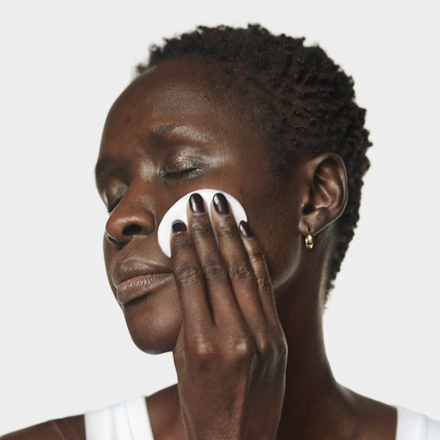 Drei CLINIQUE Produkte. Reinigung, Peeling und Feuchtigkeitspflege. Text und Produktabbildungen.