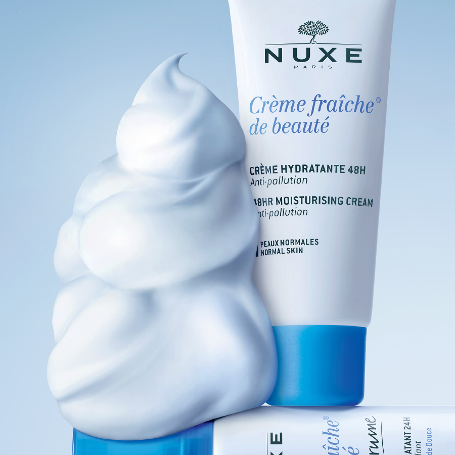 Creme Fraîche® de Beauté Tube und Schaum. Weißer Hintergrund. Produktname und Logo sichtbar.