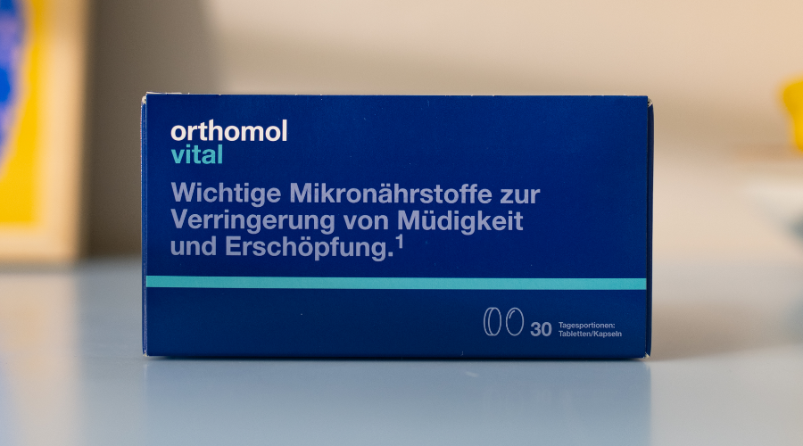 Blaue Schachtel orthomol vital. Text: Wichtige Mikronährstoffe zur Verringerung von Müdigkeit und Erschöpfung.