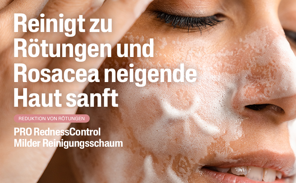 Frau reinigt Gesicht mit Cetaphil PRO Reinigungsschaum, reduziert Rötungen.