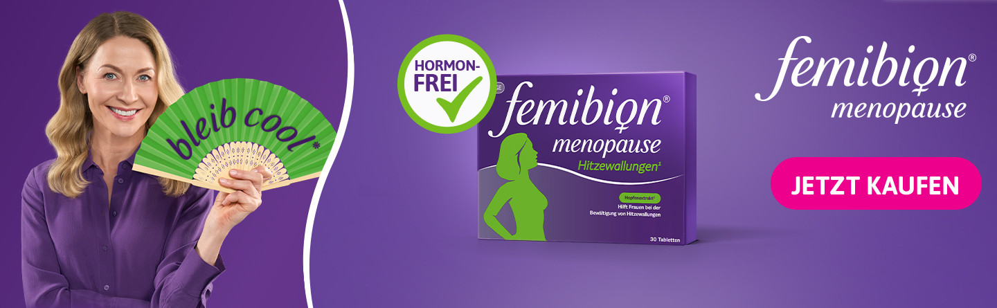 Frau mit Fächer und Femibion Menopause Schachtel. Lila Hintergrund. Jetzt kaufen.